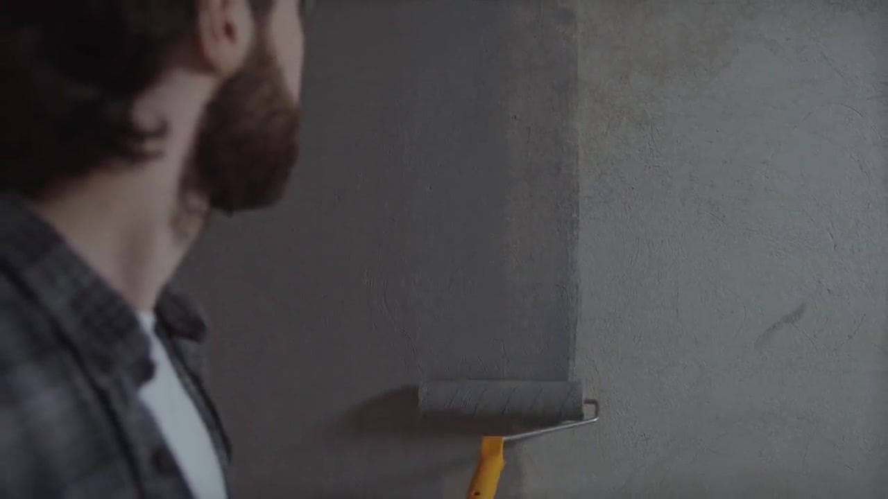 Eine Wand wird mit einer Malerrolle gestrichen